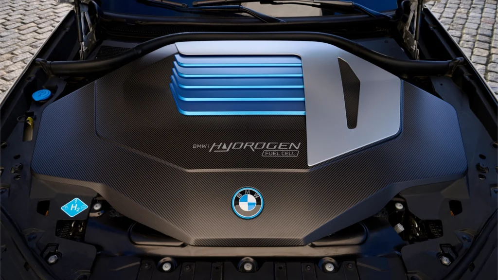 The BMW iX5 Hydrogen features a fuel-cell system generating an output of 125 kW (170 hp).