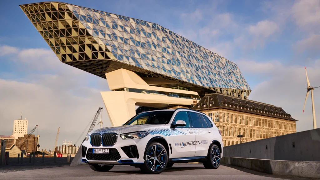 Based on the current BMW X5, the BMW iX5 Hydrogen was first introduced as a concept at the IAA show in 2019.