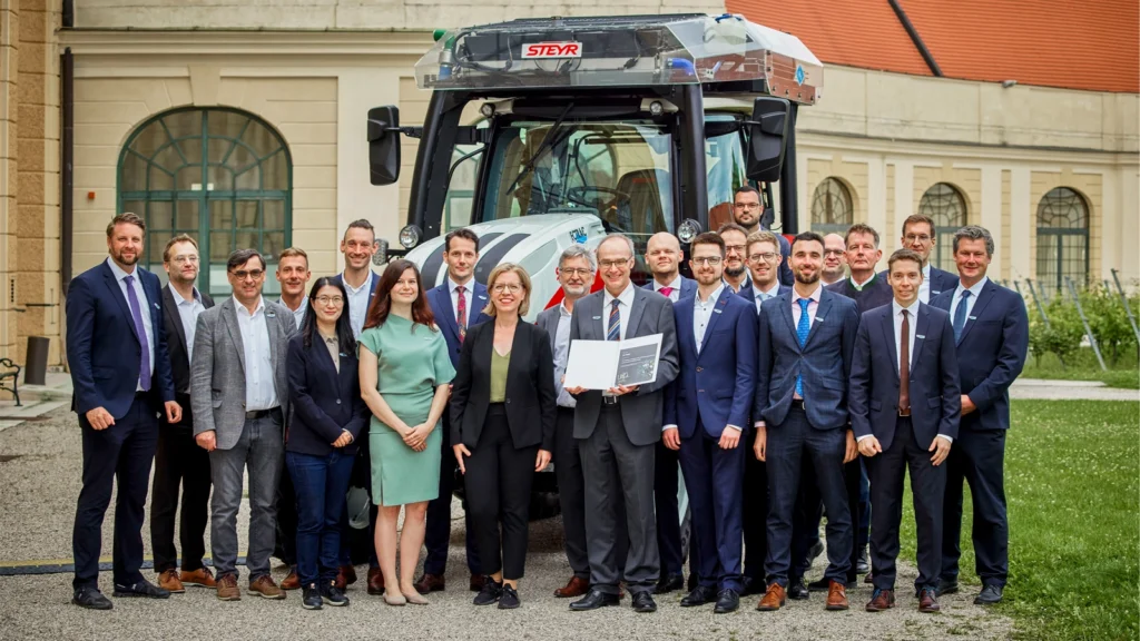 STEYR and Tu Wien Unveil FCTRAC BIOGENIC HYDROGEN POWERED TRACTOR