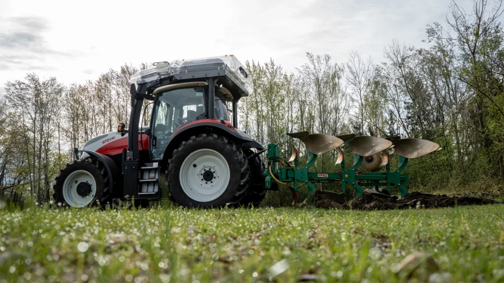 STEYR and Tu Wien Unveil FCTRAC BIOGENIC HYDROGEN POWERED TRACTOR