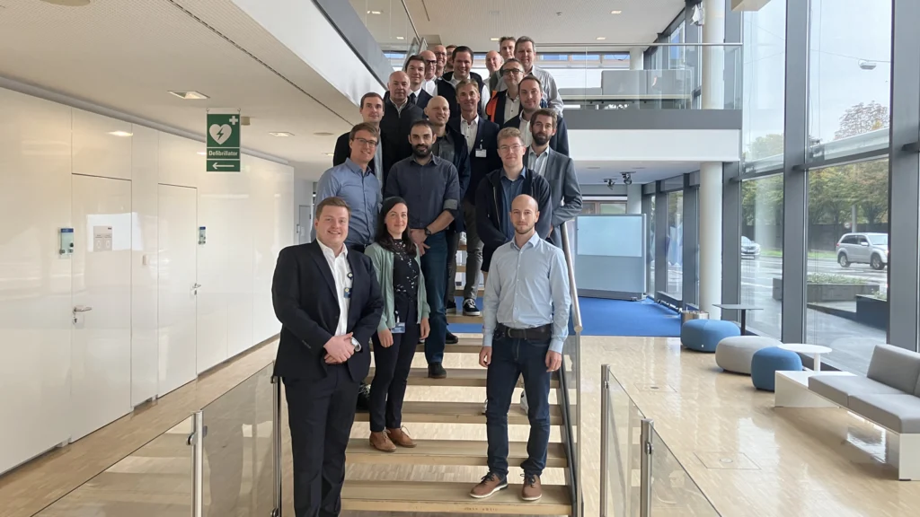 Consortium members from the back left to the front right: Tobias Horn (MAHLE),
Dr. Frank Schweizer (Fraunhofer IWM), Leonardo Morgado (MAHLE), Philipp
Winkelhahn (TU Braunschweig), Claus Dieter Vogt (NGK), Dr. Steffen Tischer
(KIT-ITCP), Dennis Felger (Purem), Florian Reppert (KIT-IFKM), Dr. Uwe
Wagner (KIT-IFKM), Dr. Ansgar Wille (NGK), Dr. Georg Töpfer (DEUTZ),
Christian Depenbrock (TU Braunschweig), Mattis Gramke (Claas), Florian
Heckert (DLR), Hans-Peter Böhm (Nagel), Fabian Wohlfahrt (Claas), Dr. Stefan
Dietrich (KIT-IAM), Alexander Ohrt (Liebherr), Nils Kasselmann (TÜV Rheinland),
Eva Zimmermann (TÜV Rheinland), Hannes Marlok (MAHLE)