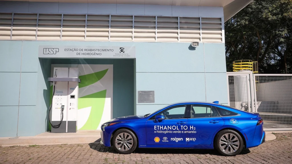 Toyota's Mirai hydrogen car outside the refuelling pump at Sao Paulo University. (Image: Pablo Jacob/Governo do Estado de SP)