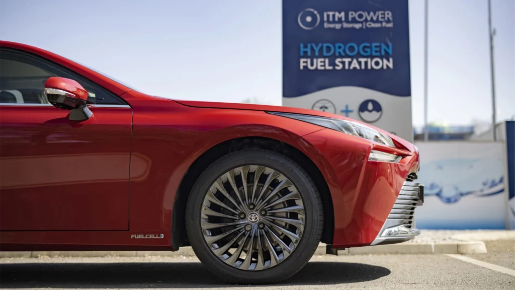 Toyota Mirai hydrogen fuel cell saloon car next to a hydrogen fuel station. (Image: Toyota)