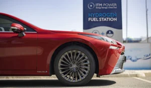 Toyota Mirai hydrogen fuel cell saloon car next to a hydrogen fuel station. (Image: Toyota)