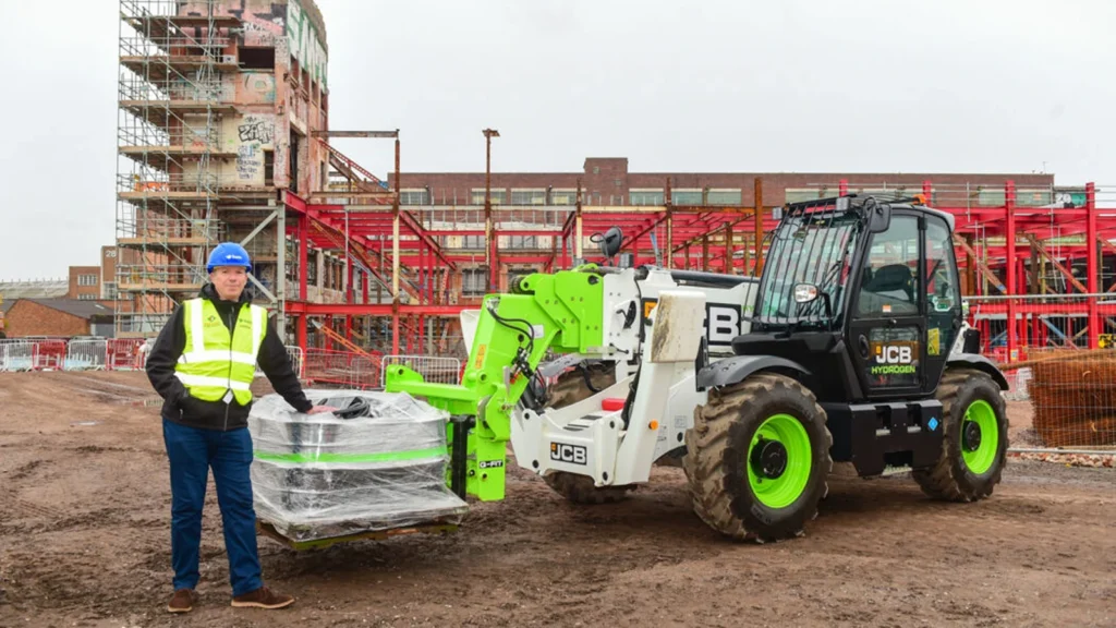 JCB's hydrogen engine loadall on site with BAM Construction.