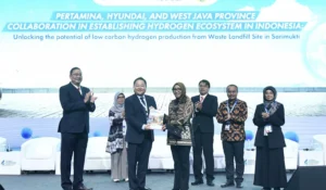 Description (from left) Fransiscus Soerjopranoto, COO at PT Hyundai Motors Indonesia; Nur Lalia Widyastuti, Coordinator at Ministry of National Development Planning (BAPPENAS); Jaeha Park, Vice President and Head of Global Hydrogen Business Sub-Division at Hyundai Motor Group; Eniya Listiani Dewi, Director General of New and Renewable Energy at Ministry of Energy and Mineral Resources (ESDM); Ary Kurniawan, Project Director at PT Pertamina (Persero); H. Sumasna, Regional Secretary of West Java Province; Ai Saadiyah Dwidaningsih, Head of West Java Environmental Management Agency. (Image: Hyundai Motor Group)