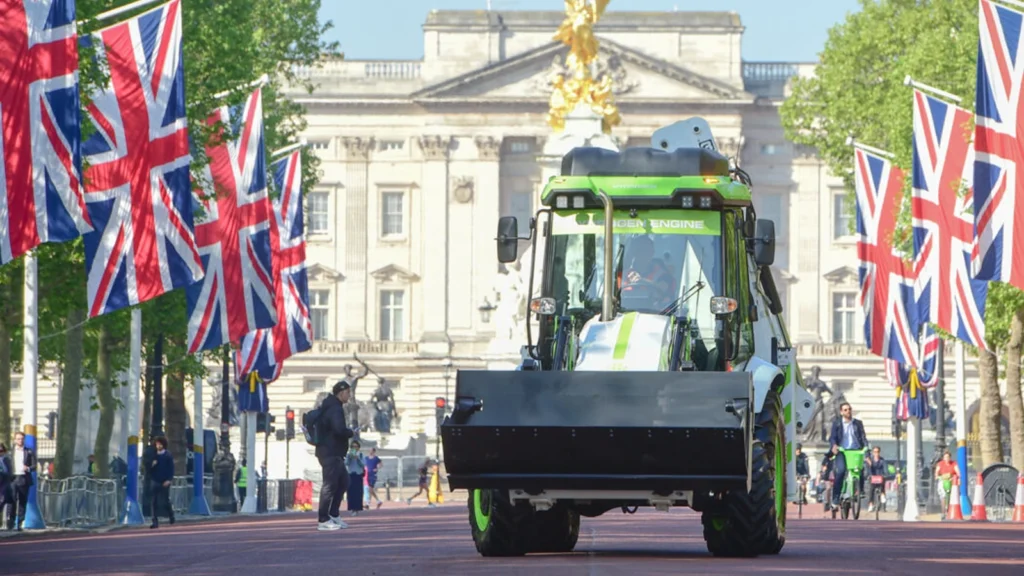 JCB hydrogen digger backhoe loader outside of Buckingham Palace. (Image:JCB)