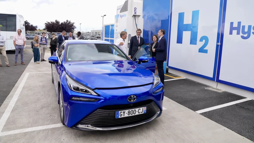 Toyota Mirai hydrogen car in front of the newly inaguurated Paris Orly hydrogen refuelling station. (Image: HysetCo)