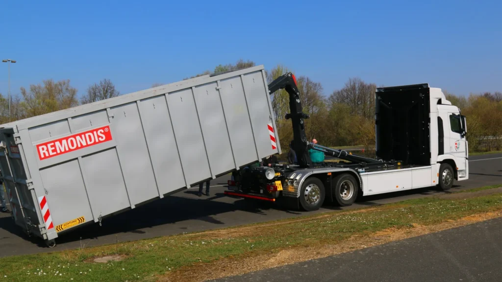 Hyundai XCIENT Fuel Cell 6x2 with Meiller roll-off body. (Image: Hyundai)