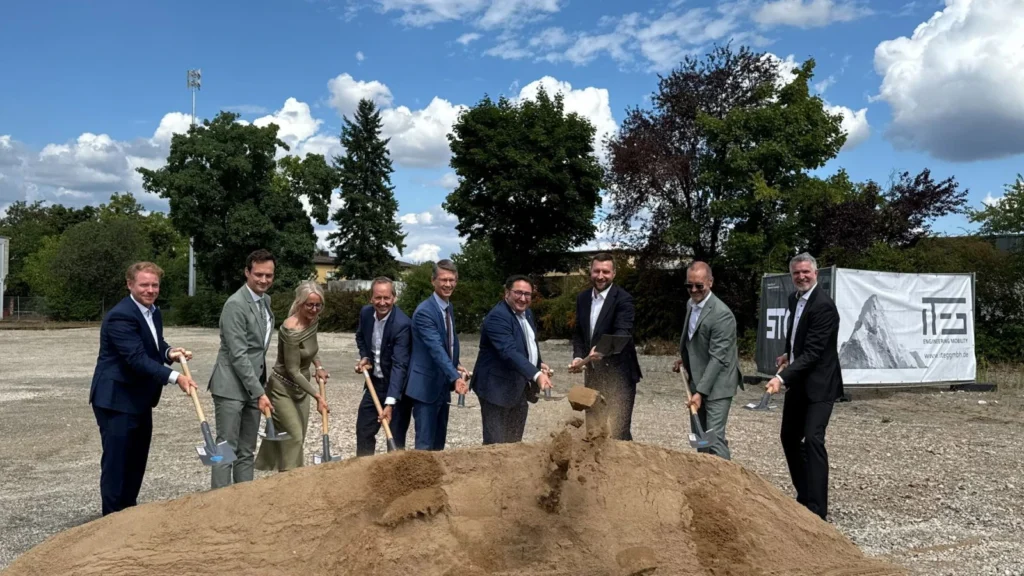From left to right: Stefan Weiß (Tyczka Hydrogen), Florian Töpper (District Administrator), Caroline Trips (President IHK WÜ-Schweinfurt), Dr Frank Götzelmann (CEO Tyczka Group), Sebastian Remelé (Lord Mayor Schweinfurt), Tobias Gotthardt State Secretary, Thomas Zorn (Managing Director Tyczka Hydrogen), Dr Christoph Stiller (Tyczka Hydrogen), Jürgen Schmidt (Tyczka Hydrogen). (Image: Tyczka)
