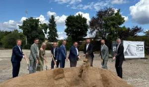 From left to right: Stefan Weiß (Tyczka Hydrogen), Florian Töpper (District Administrator), Caroline Trips (President IHK WÜ-Schweinfurt), Dr Frank Götzelmann (CEO Tyczka Group), Sebastian Remelé (Lord Mayor Schweinfurt), Tobias Gotthardt State Secretary, Thomas Zorn (Managing Director Tyczka Hydrogen), Dr Christoph Stiller (Tyczka Hydrogen), Jürgen Schmidt (Tyczka Hydrogen). (Image: Tyczka)