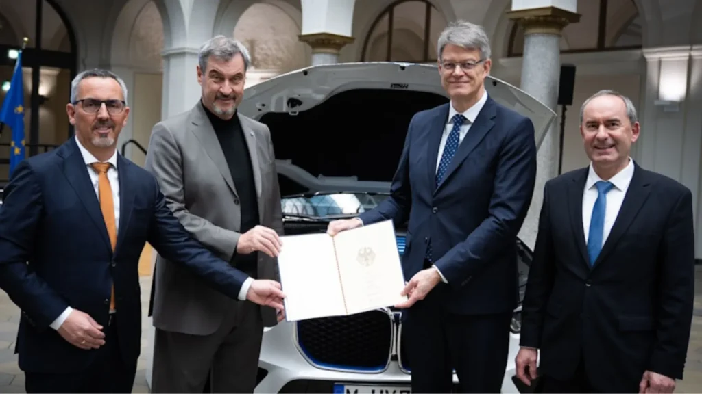 Federal Transport Minister Patrick Schnieder, the Minister-President of the Free State of Bavaria Dr. Markus Söder and the Bavarian State Minister for Economic Affairs, Regional Development and Energy Hubert Aiwanger today presented the funding certificate for the HyPowerDrive project to Dr. Joachim Post, Board Member for Development at BMW AG , in Berlin.