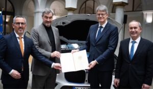 Federal Transport Minister Patrick Schnieder, the Minister-President of the Free State of Bavaria Dr. Markus Söder and the Bavarian State Minister for Economic Affairs, Regional Development and Energy Hubert Aiwanger today presented the funding certificate for the HyPowerDrive project to Dr. Joachim Post, Board Member for Development at BMW AG , in Berlin.