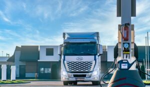 Hyundai Xcient Fuel Cell hydrogen truck refuelling at H2 Mobility station – now available at €8/kg for diesel-cost parity