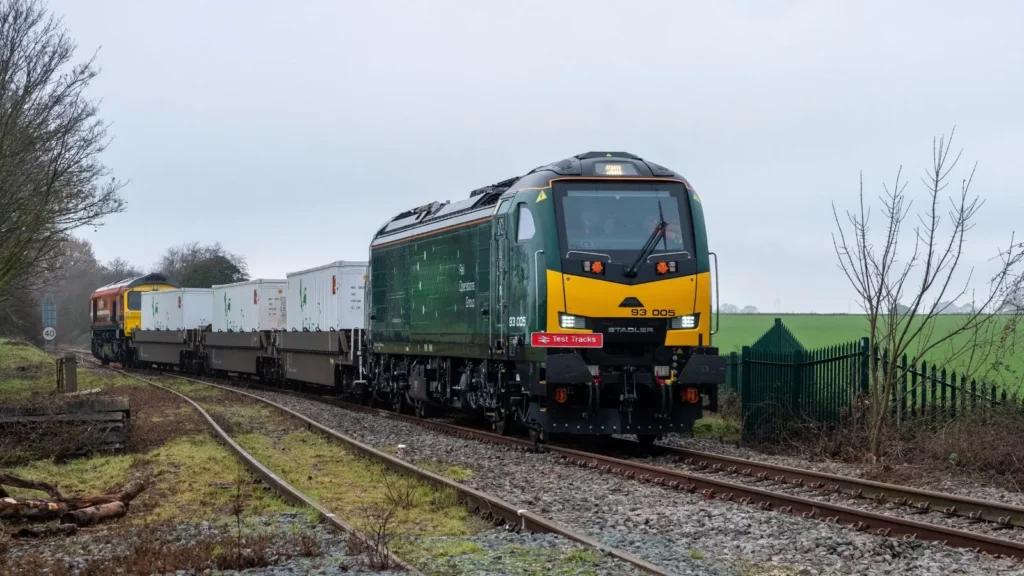 Freightliner locomotive transporting hydrogen containers in UK’s first hydrogen-by-rail trial